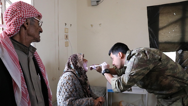 Mehmetçik terörden arındırılan Afrin'de yaraları sarıyor